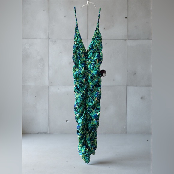 HOT MIAMI STYLES TROPICAL PRINT V NECK
SPAGHETTI STRAPS RUCHED
DRESS - Picture 2 of 8